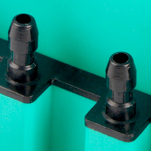 Outgoing nozzles on green plastic 2-way gang valve for aquarium