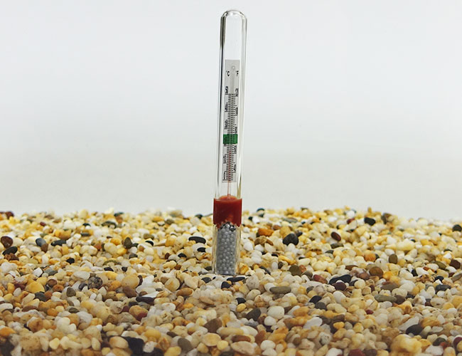 https://fishlab.com/wp-content/uploads/2018/05/Sinking-thermometer-resting-on-substrate-at-the-bottom-of-aquarium-1.jpg